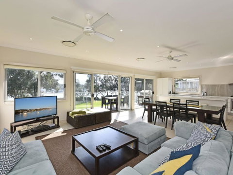 Wangi Lakehouse - Accommodation Main Beach 3