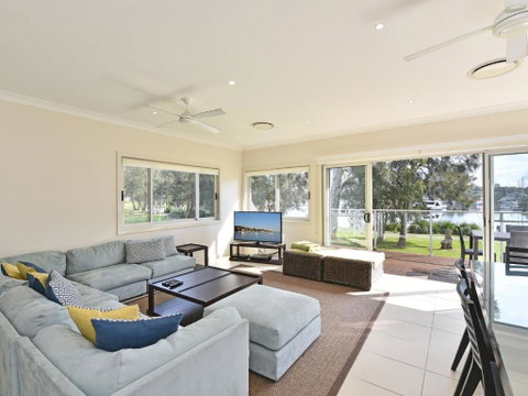 Wangi Lakehouse - Accommodation Main Beach 1