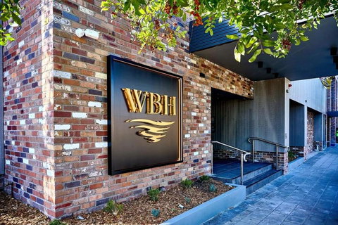 Warners Bay Hotel - Accommodation Main Beach 0