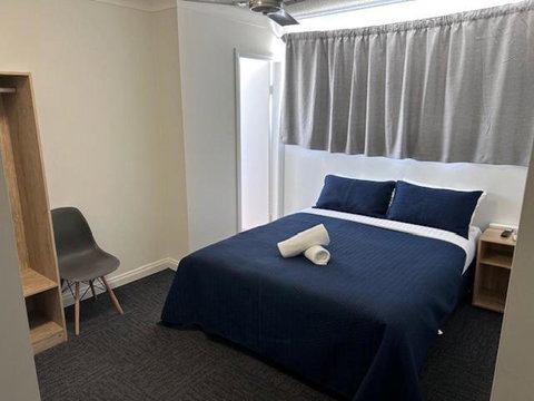 Warners Bay Hotel - Accommodation Main Beach 2