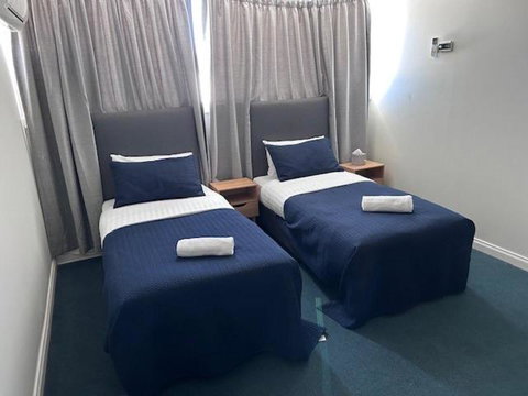 Warners Bay Hotel - Accommodation Main Beach 1