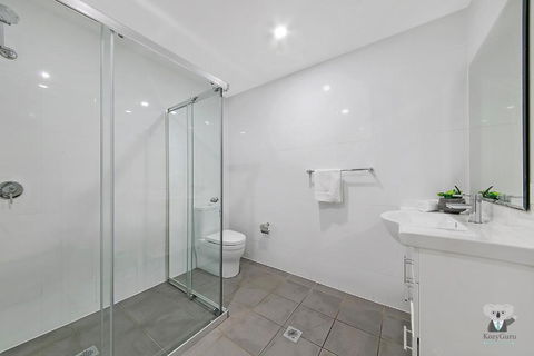 WARRICK FRAM 3 BEDS APT FREE PARKING WALK TO WESTFIELD CLOSE TO HOSPITAL NWF003 - Accommodation Main Beach 3