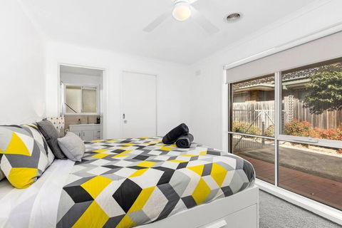 WATERFRONT - BAY VIEWS - Edgewater Springs - Accommodation Main Beach 2