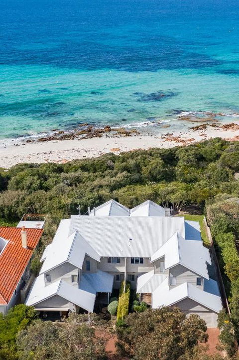 WATERFRONT - Accommodation Main Beach 0