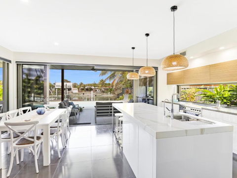 WATERFRONT HOME BORDERING MOOLOOLABA - Accommodation Main Beach 2