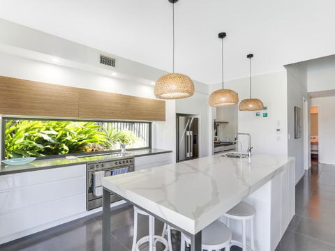 WATERFRONT HOME BORDERING MOOLOOLABA - Accommodation Main Beach 3