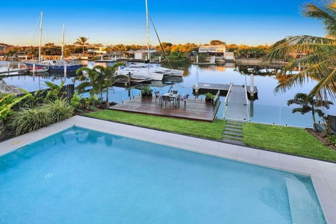 WATERFRONT HOME BORDERING MOOLOOLABA - Accommodation Main Beach 1