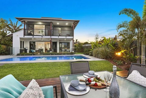 WATERFRONT HOME BORDERING MOOLOOLABA - Accommodation Main Beach 0