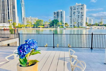 Waterfront Home In Heart Of Surfers Paradise with Accommodation Main Beach