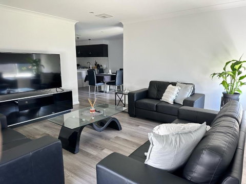 Xquisite - Accommodation Main Beach 0