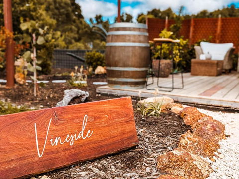 Welcome To Vineside - Accommodation Main Beach 1