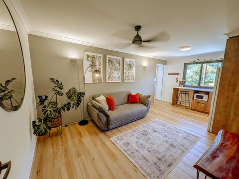 Welcome To Vineside - Accommodation Main Beach 3