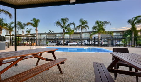 Westland Hotel Motel - Accommodation Main Beach 2