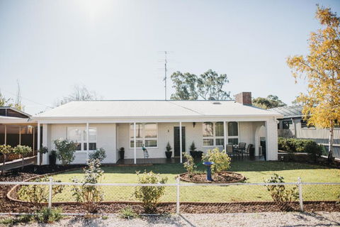 White On Wright Clare - Accommodation Main Beach 1