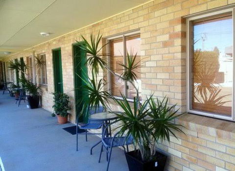 Windsor Hotel Miles - Accommodation Main Beach 1