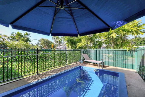A Little Golf, A Refreshing Swim And A Lot Of Wine - Accommodation Main Beach 3