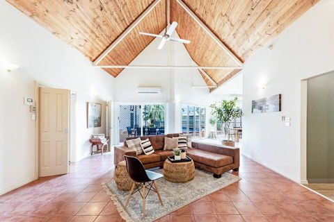 An Absolute Poolside Break By Casuarina Beach - Accommodation Main Beach 2