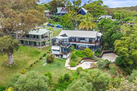 YARABIN - Luxury Home With Ocean Views - Accommodation Main Beach 2