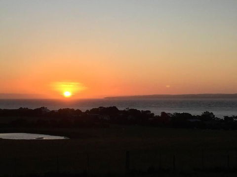 YOLO- Beach-house Views, Near Penguins, Nbn! - Accommodation Main Beach 3