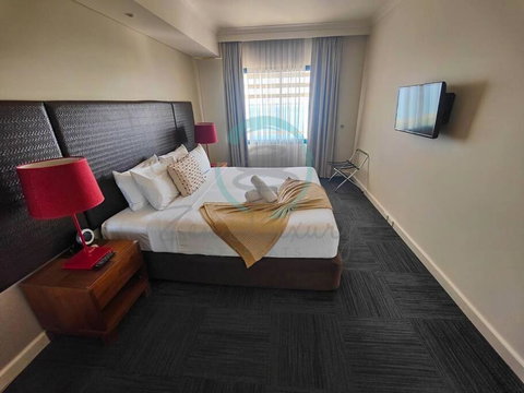 ZEN88 ESPLANADE: 1-BR Top Floor Ocean View Suite - Accommodation Main Beach 1