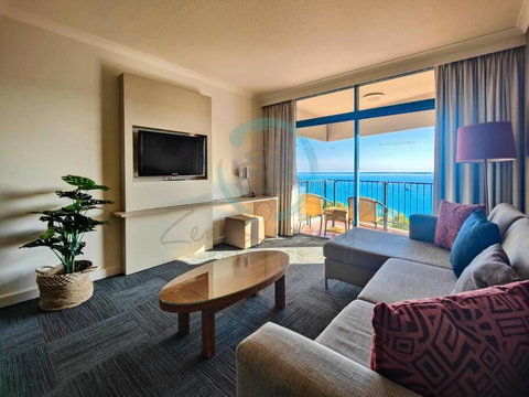 ZEN88 ESPLANADE: 1-BR Top Floor Ocean View Suite - Accommodation Main Beach 2