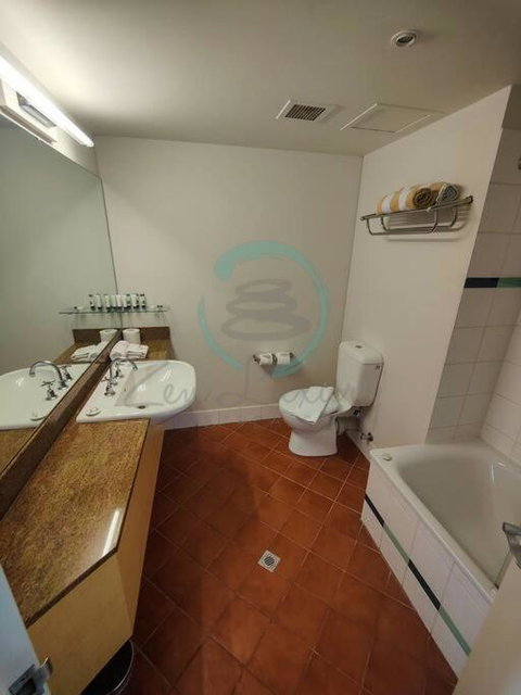 ZEN88 ESPLANADE: 1-BR Top Floor Ocean View Suite - Accommodation Main Beach 3