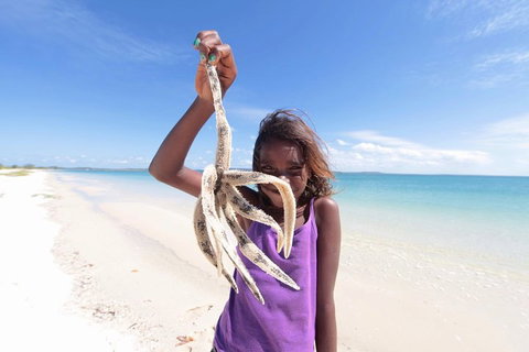 Gay-Wu Woman's 5 Day Yolngu Homeland Tour - Accommodation Main Beach 3