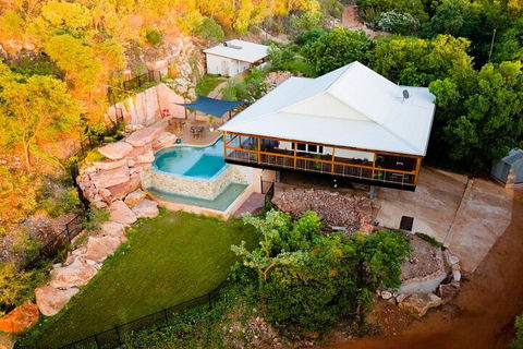 Giant Tides Tour - Cygnet Bay Pearl Farm - Accommodation Main Beach 5