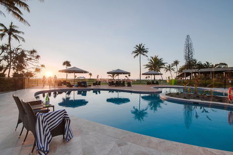 Tangalooma Island Resort Whale Watching Day Cruise With Dolphin Feeding - Accommodation Main Beach 4